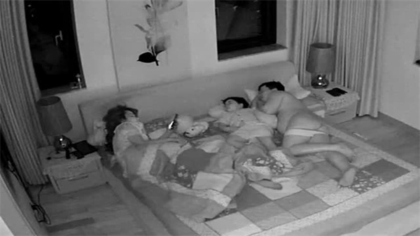 黑客入侵家庭监控，夫妻私密激情夜遭全程偷拍高清流出！